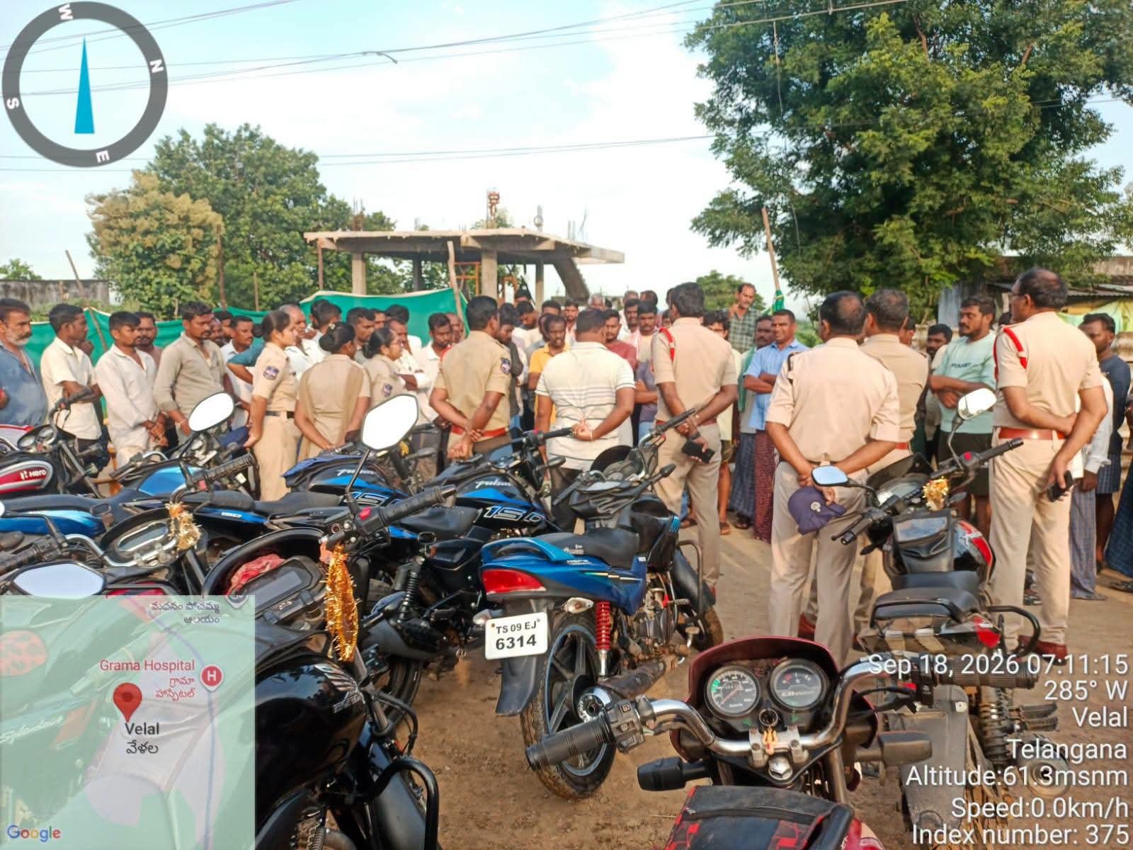 వేలాల గ్రామంలో పోలీసుల ఆకస్మిక తనిఖీలు - భారీగా వాహనాల స్వాధీనం