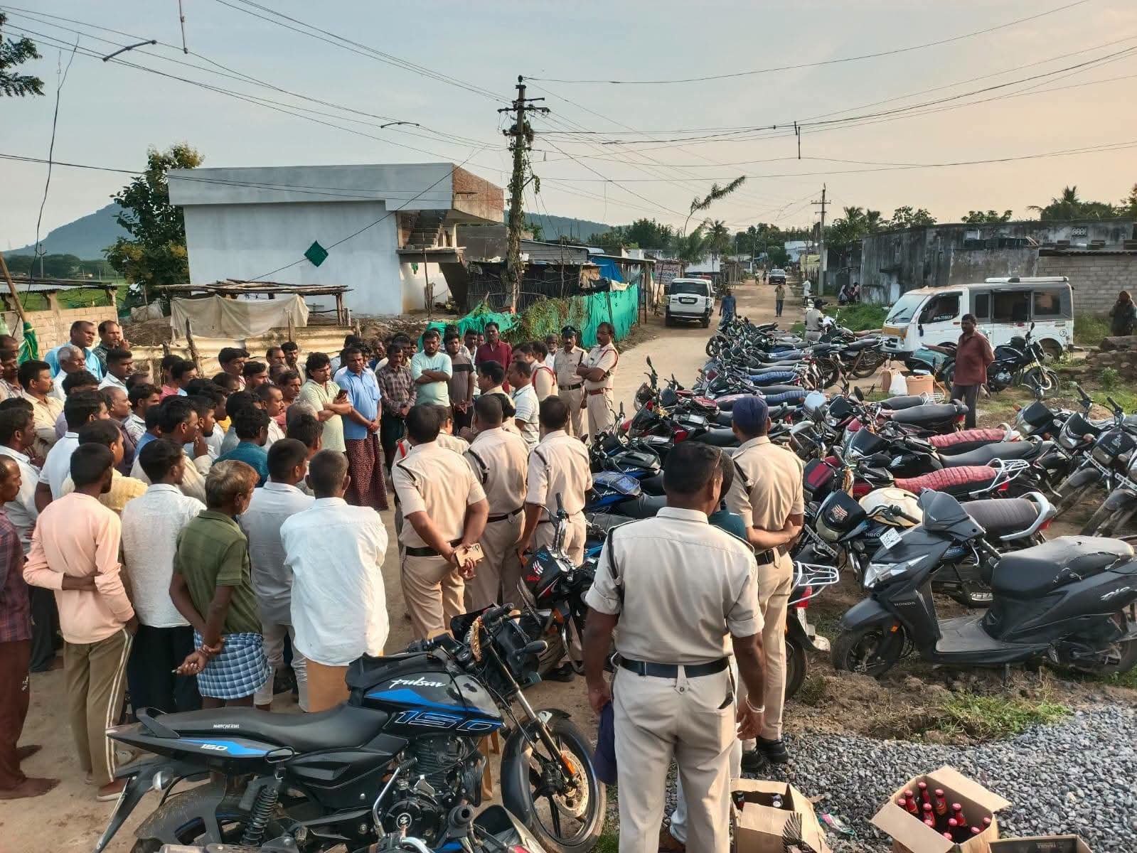 వేలాల గ్రామంలో పోలీసుల ఆకస్మిక తనిఖీలు - భారీగా వాహనాల స్వాధీనం - Additional Image