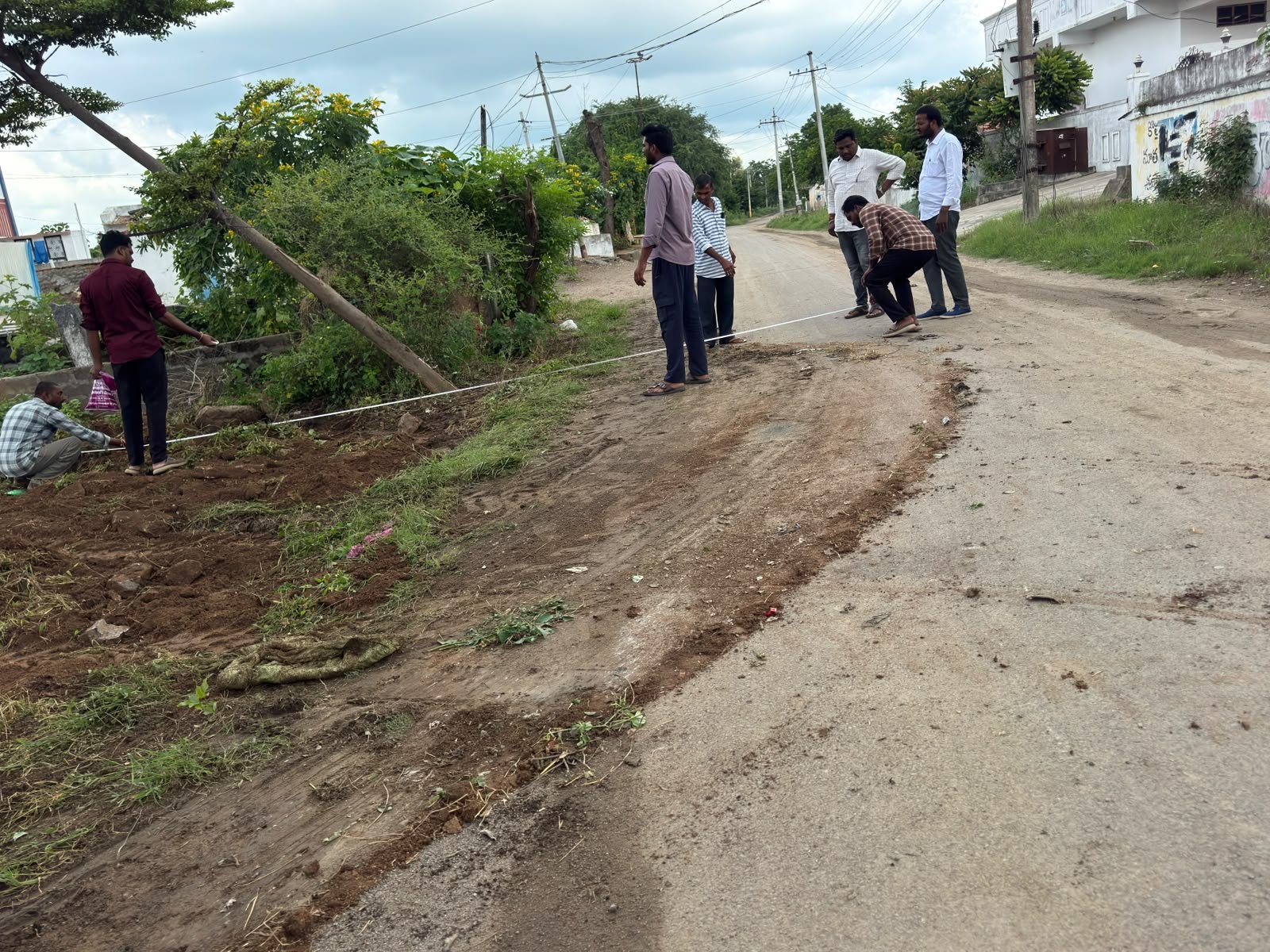 బూరుగుపల్లిలో మూడు మినీ బస్ స్టాప్‌ల నిర్మాణానికి శ్రీకారం - Additional Image