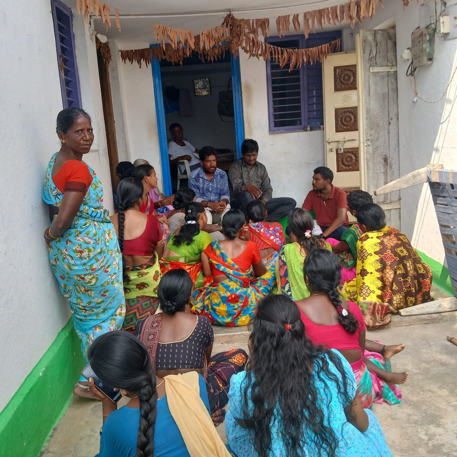 మహిళా సంఘాల అధ్యక్షులు మరియు వివో లతో సమావేశం  గ్రామ సర్పంచ్ కౌడగాని వెంకటేశ్ ఆధ్వర్యంలో సమావేశం