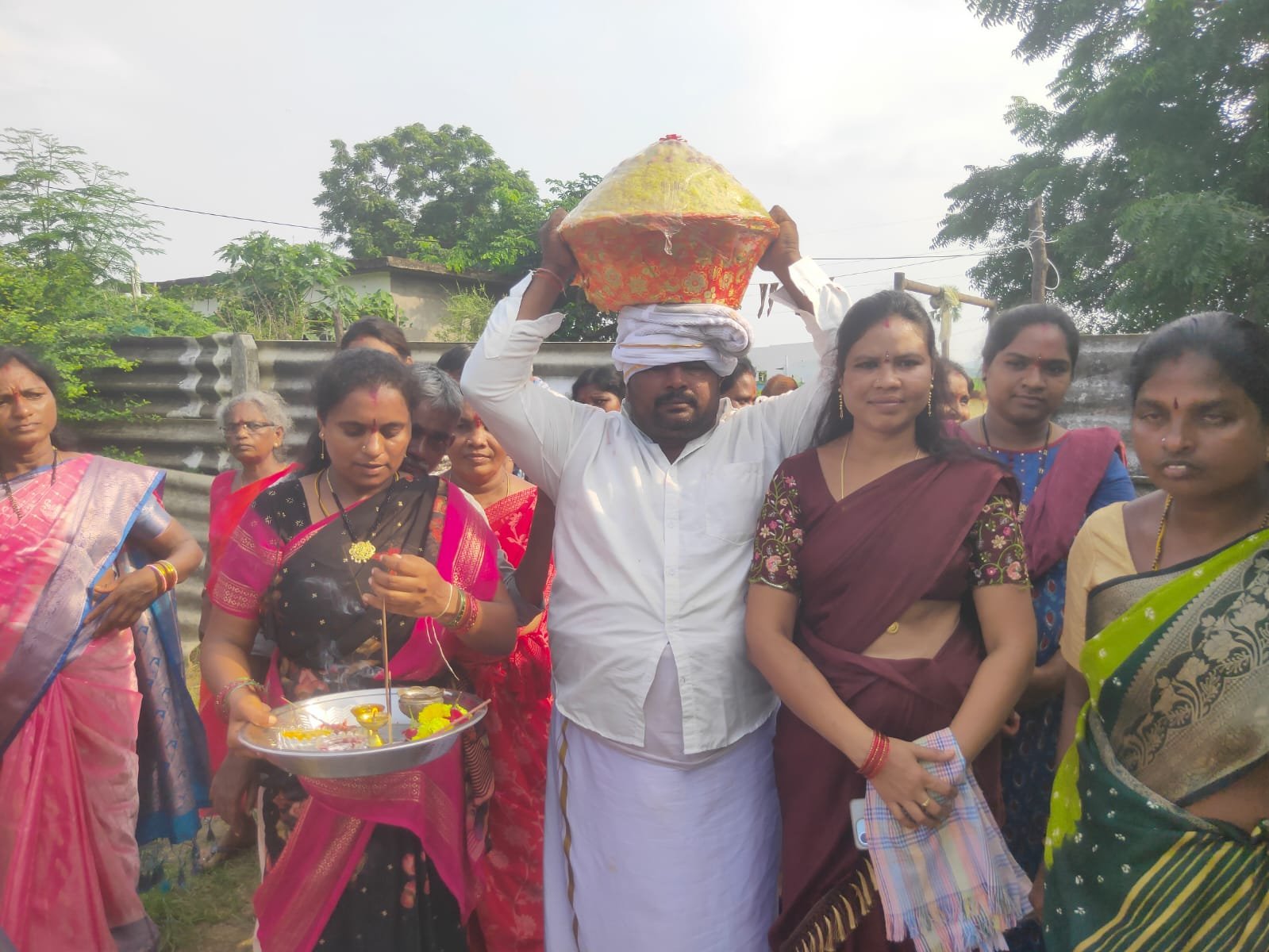 లడ్డూ వేలంలో విజేతగా కట్టం నరేష్  ₹32,100లకు విజయ విఘ్నేశ్వర స్వామి లడ్డూ ప్రసాదం కైవసం