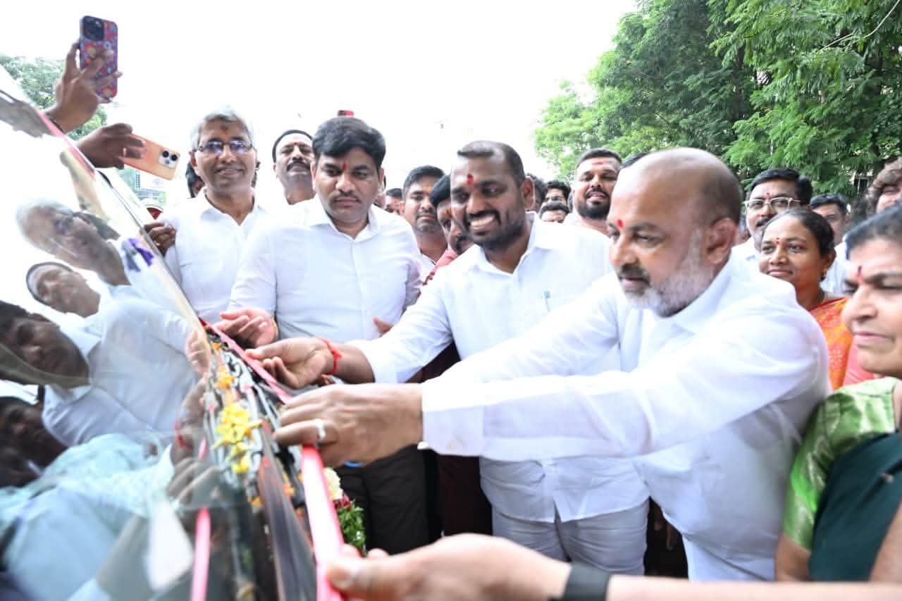 కరీంనగర్ బల్దియాలో పారిశుధ్య ట్రై సైకిళ్ల పంపిణీ, ఫాగింగ్ యంత్రాలను ప్రారంభించిన కేంద్ర మంత్రి బండి సంజయ్ కుమార్