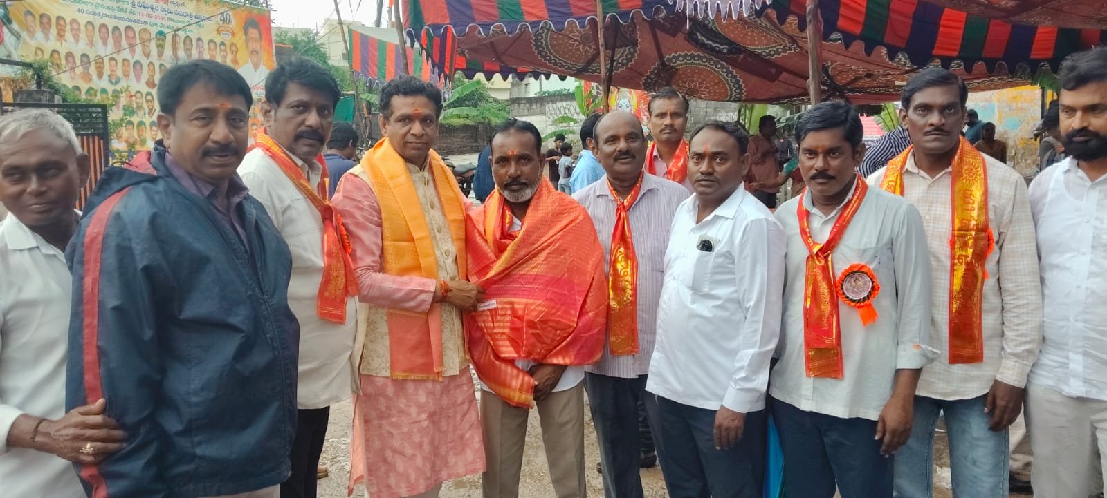 నూతనంగా ఎన్నికైన కాంగ్రెస్ పార్టీ ఎస్సీ సెల్ ఉపాధ్యక్షుడిని ఆత్మీయంగా సత్కరించిన "అల్ఫోర్స్" నరేందర్ రెడ్డి గారు