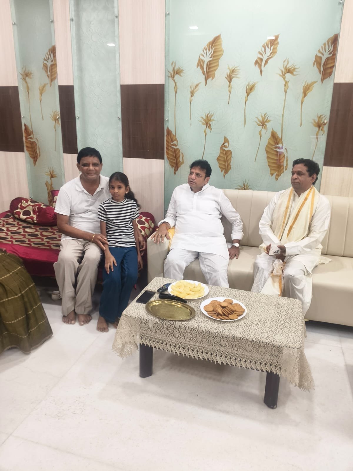 మంత్రివర్యులు శ్రీధర్ బాబు గారితో కలిసి మాజీ జెడ్పిటిసి నాగినేని జగన్మోహన్రావును పరామర్శించిన "అల్ఫోర్స్" నరేందర్ రెడ్డి 