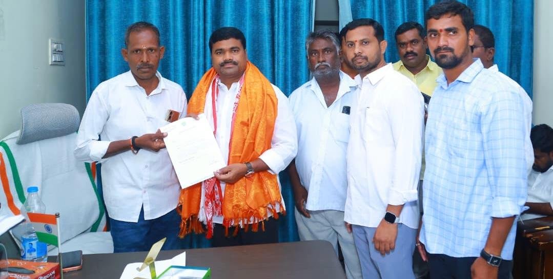 కురుమ యాదవ భవన నిర్మాణానికి ప్రొసీడింగ్ పత్రాలు అందజేత