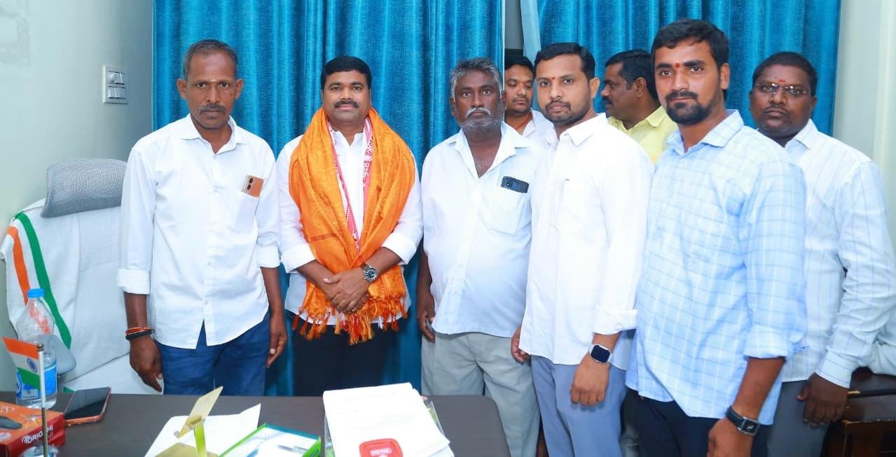 కురుమ యాదవ భవన నిర్మాణానికి ప్రొసీడింగ్ పత్రాలు అందజేత - Additional Image