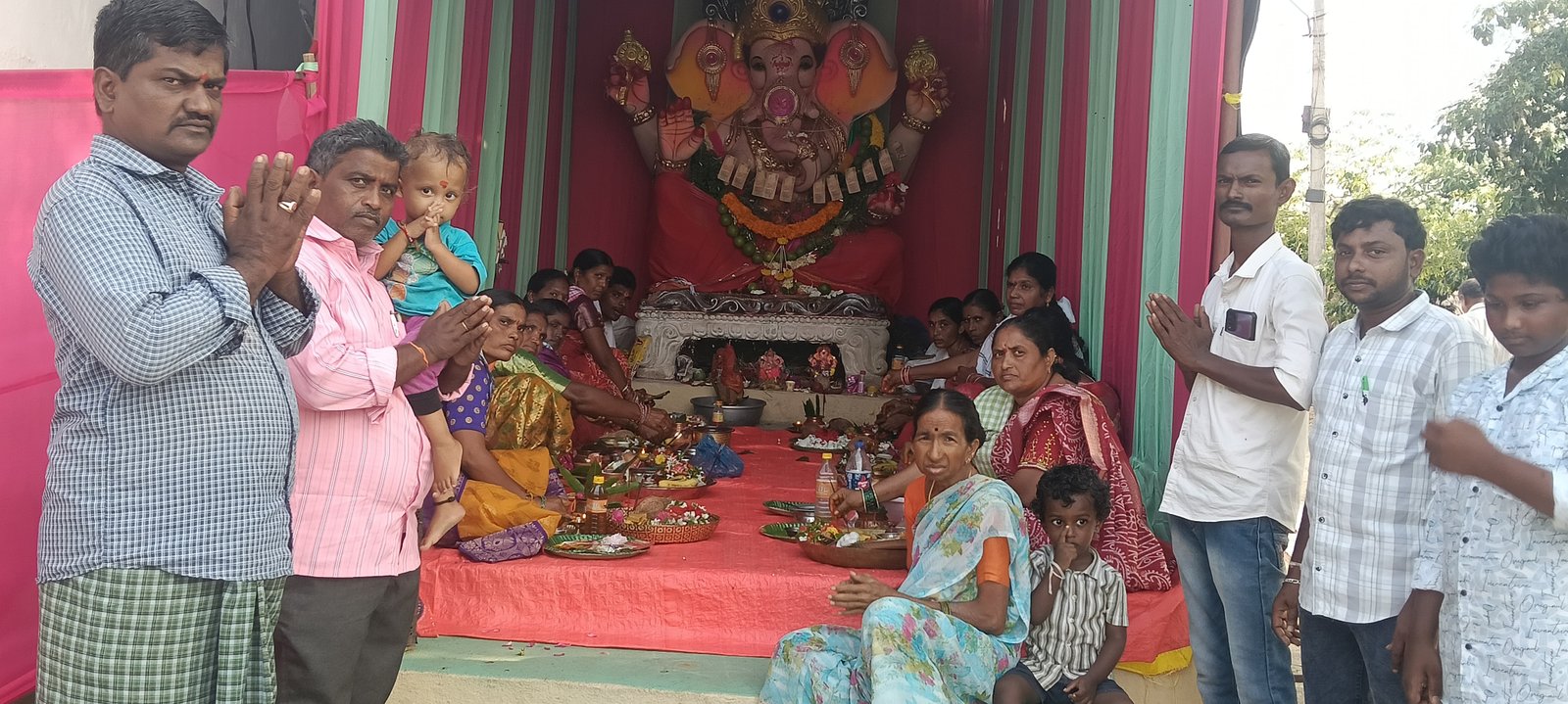 మాదాపూర్‌ గ్రామంలో శ్రీ లక్ష్మీ గణపతి యూత్ ఆధ్వర్యంలో ఘనంగా కుంకుమార్చన