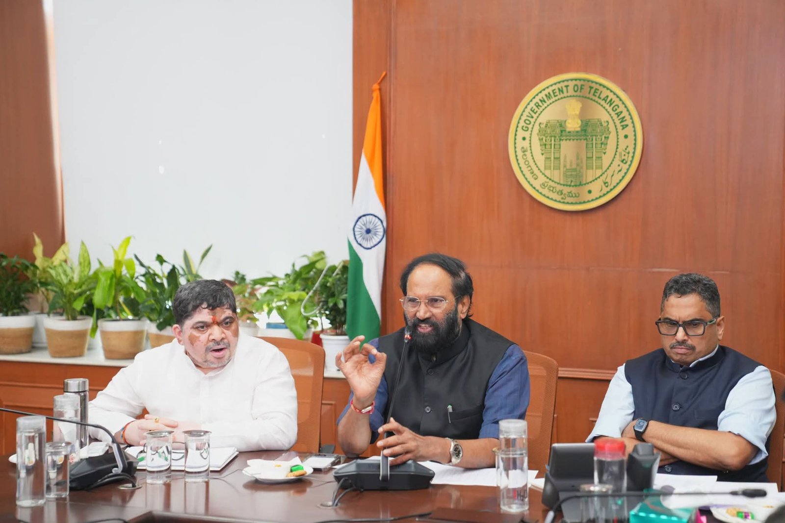 డాక్టర్ బి.ఆర్. అంబేడ్కర్ తెలంగాణ రాష్ట్ర సచివాలయం నుంచి సాగునీటి ప్రాజెక్టుల పునరావాసంపై జిల్లా కలెక్టర్లతో మంత్రి ఉత్తమ్ కుమార్ రెడ్డి వీడియో కాన్ఫరెన్స్