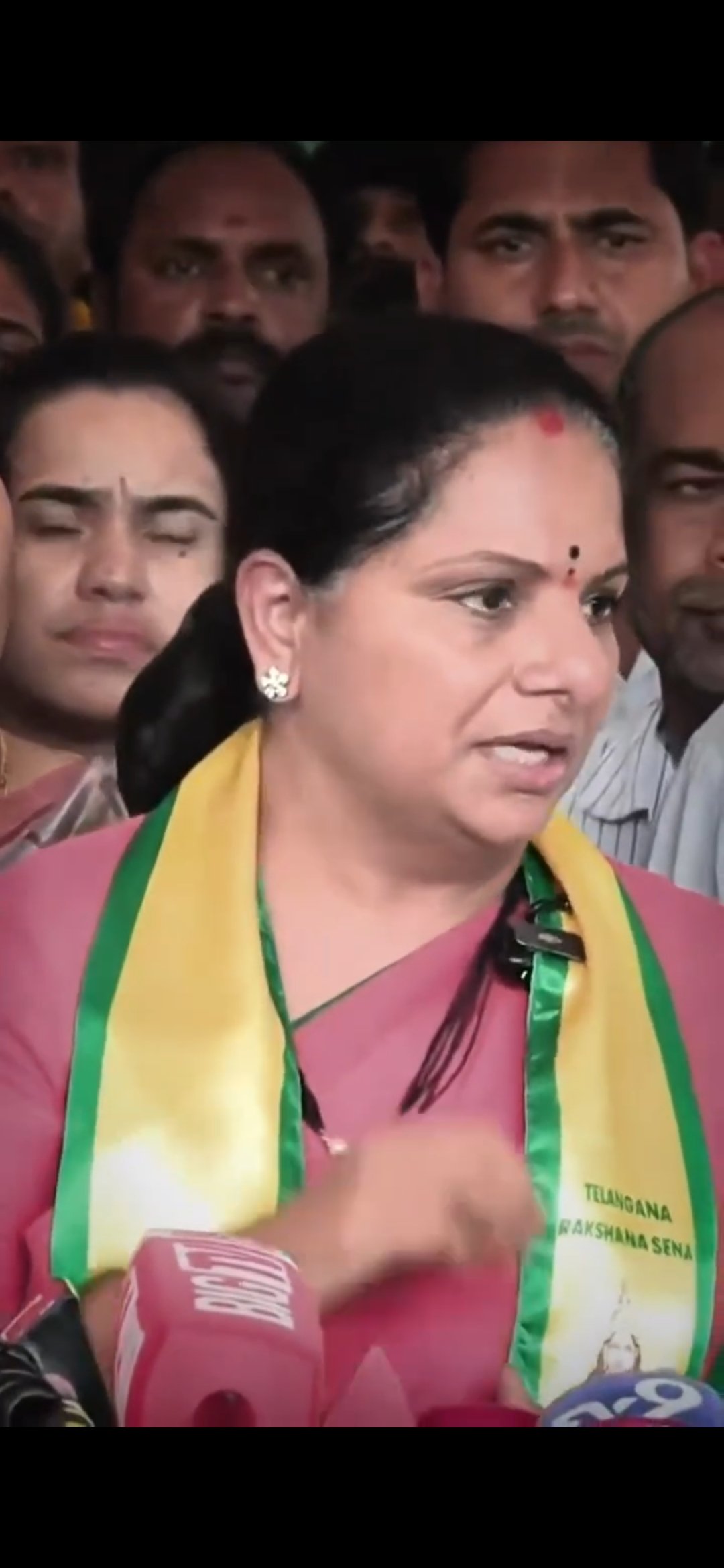 ఆదిలాబాద్ రిమ్స్ ఆసుపత్రి అగ్ని ప్రమాద బాధితులను పరామర్శించిన తెలంగాణ రక్షణ సేన అధ్యక్షురాలు కల్వకుంట్ల కవిత.. ప్రభుత్వ తీరుపై తీవ్ర ఆగ్రహం