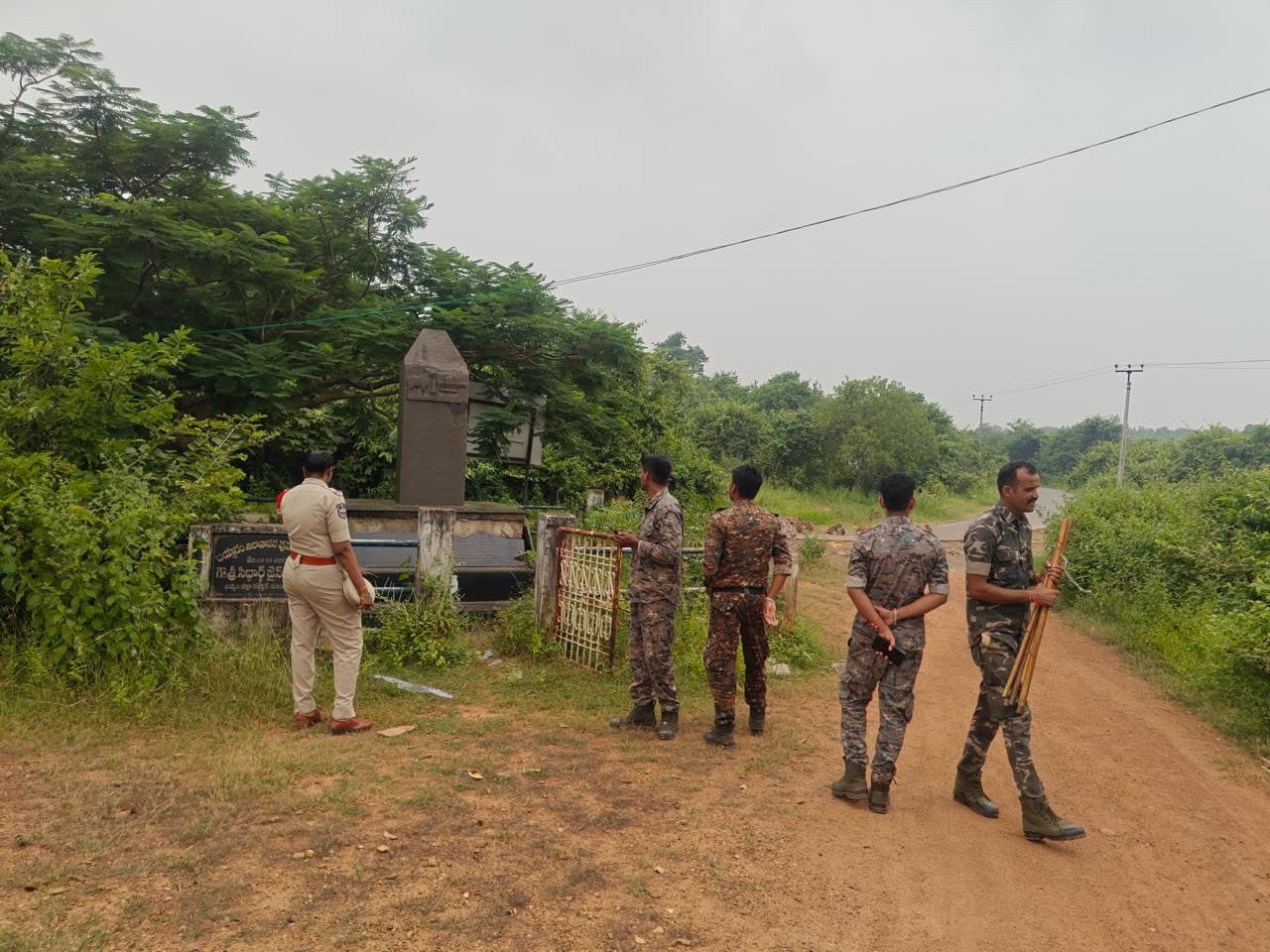 రైతులు నీళ్లు వదలకుండా చెరువుల వద్ద పోలీసుల కాపలా - Additional Image