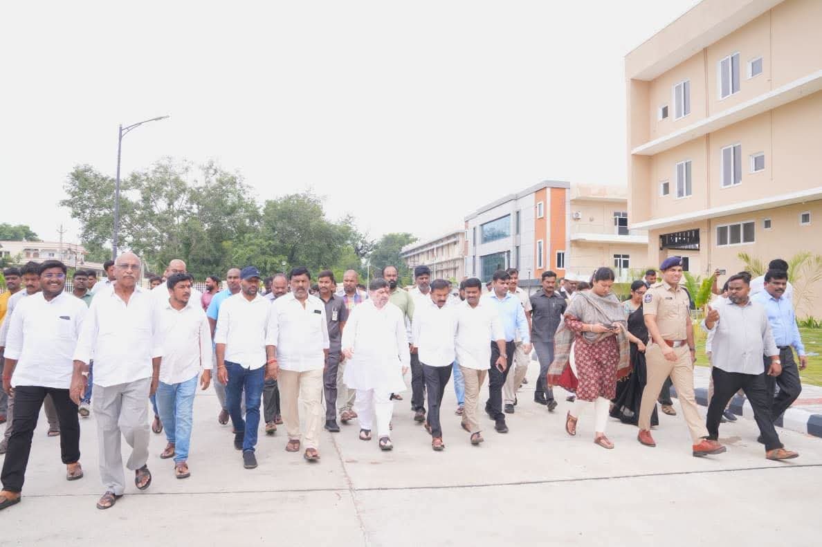 ఈ నెల 30న కరీంనగర్ జిల్లా నూతన కలెక్టరేట్ ప్రారంభోత్సవం.. ఏర్పాట్లను పరిశీలించిన ప్రజాప్రతినిధులు, అధికారులు - Additional Image