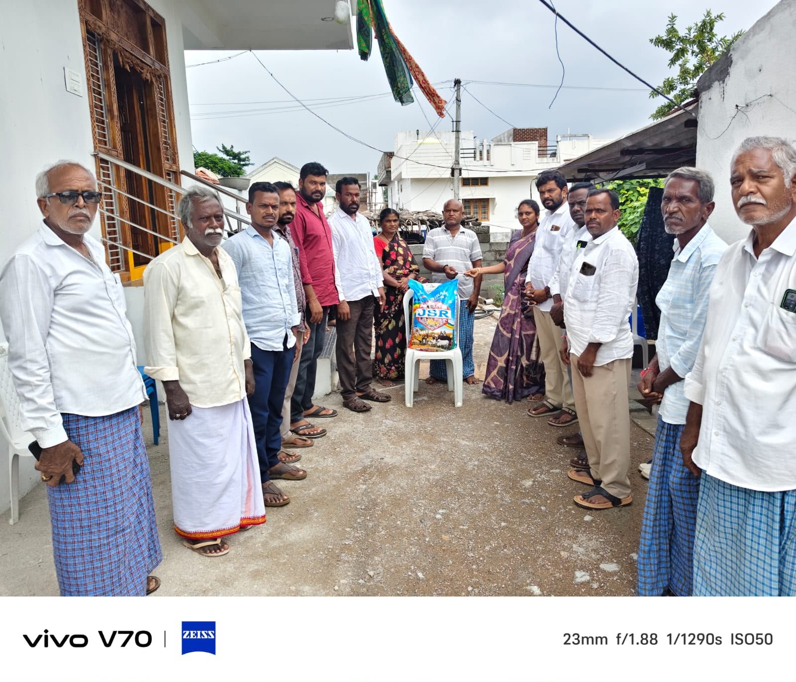 బాధిత కుటుంబానికి బియ్యం, ఆర్థిక సహాయం అందజేత