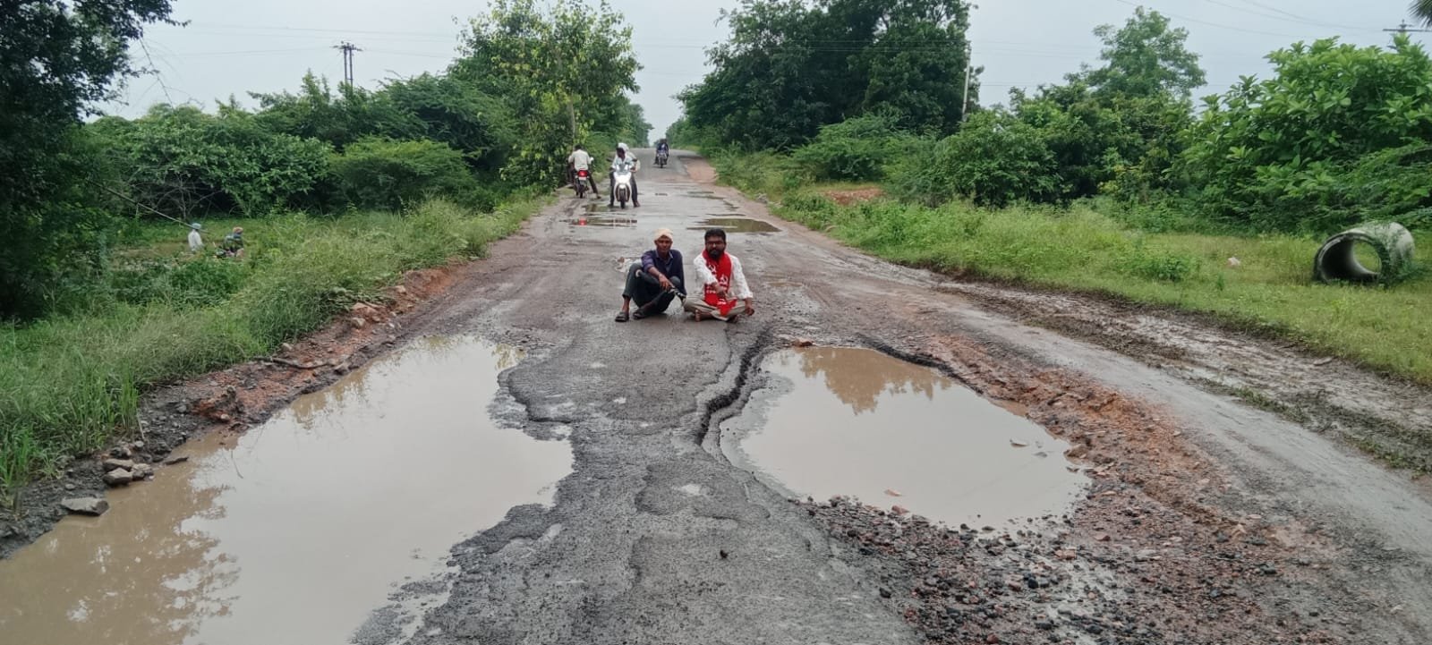 కొదురుపాక బ్రిడ్జి సమీపంలో ప్రమాదకర గుంతలుతక్షణమే రోడ్డు మరమ్మతులు చేపట్టాలని డిమాండ్