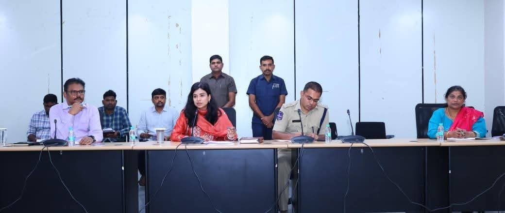 సీఎం పర్యటనకు పకడ్బందీగా ఏర్పాట్లు చేయాలి: జిల్లా కలెక్టర్ గరిమ అగ్రవాల్ ఈ నెల 30వ తేదీన బుధవారం గౌరవ ముఖ్యమంత్రి ఎనుముల రేవంత్ రెడ్డి పలు అభివృద్ధి పనుల ప్రారంభోత్సవాలు, శంకుస్థాపనల నిమిత్తం రాజన్న సిరిసిల్ల జిల్లాకు రానున్న నేపథ్యంలో, అన్ని ఏర్పాట్లను అ
