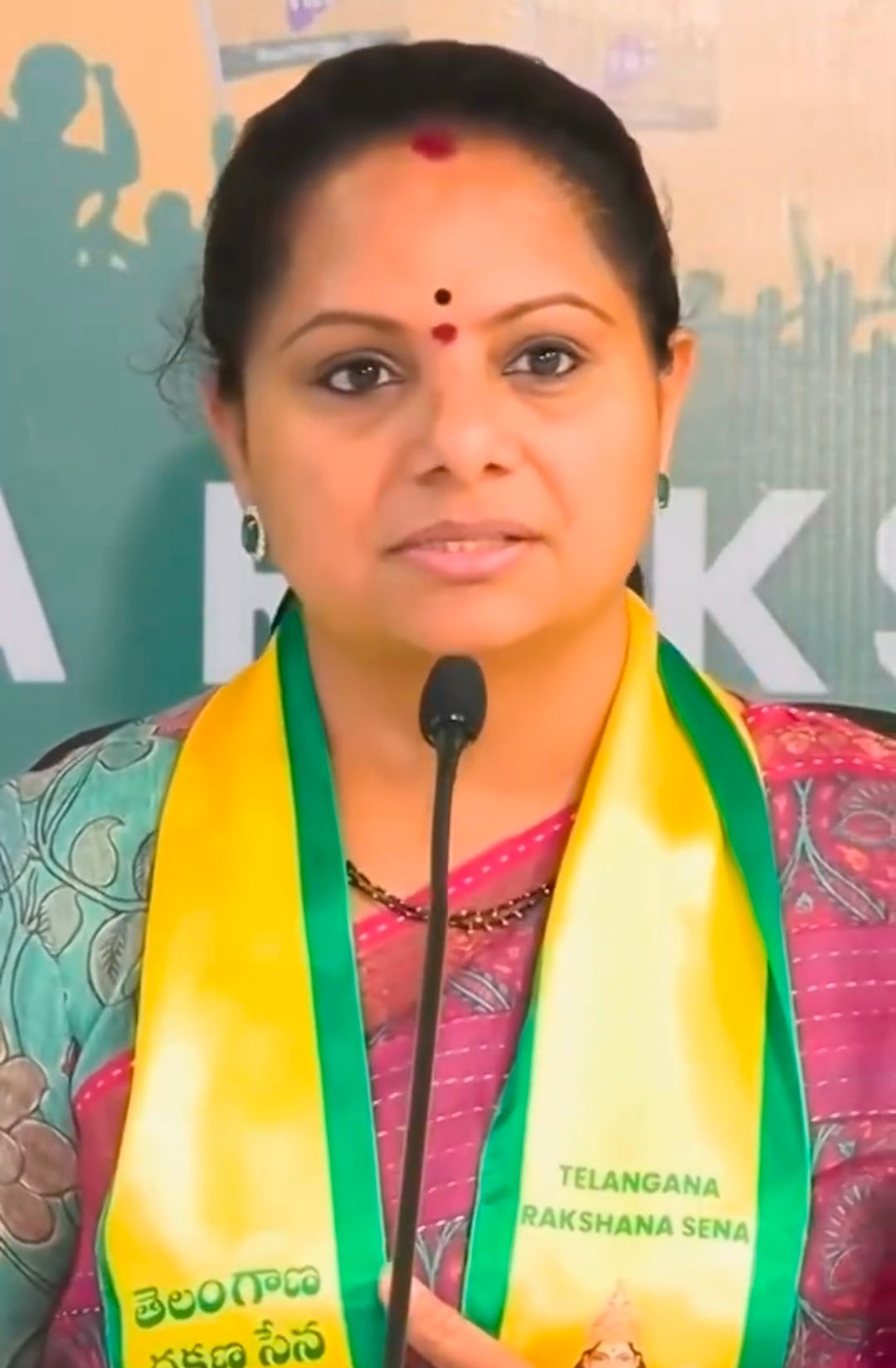 సిరిసిల్లలో పర్యటిస్తే సరిపోదు.. నేరెళ్ల బాధితులకు ఏం న్యాయం చేశారో సీఎం సమాధానం చెప్పాలి తెలంగాణ రక్షణ సేన అధ్యక్షురాలు కల్వకుంట్ల కవిత  