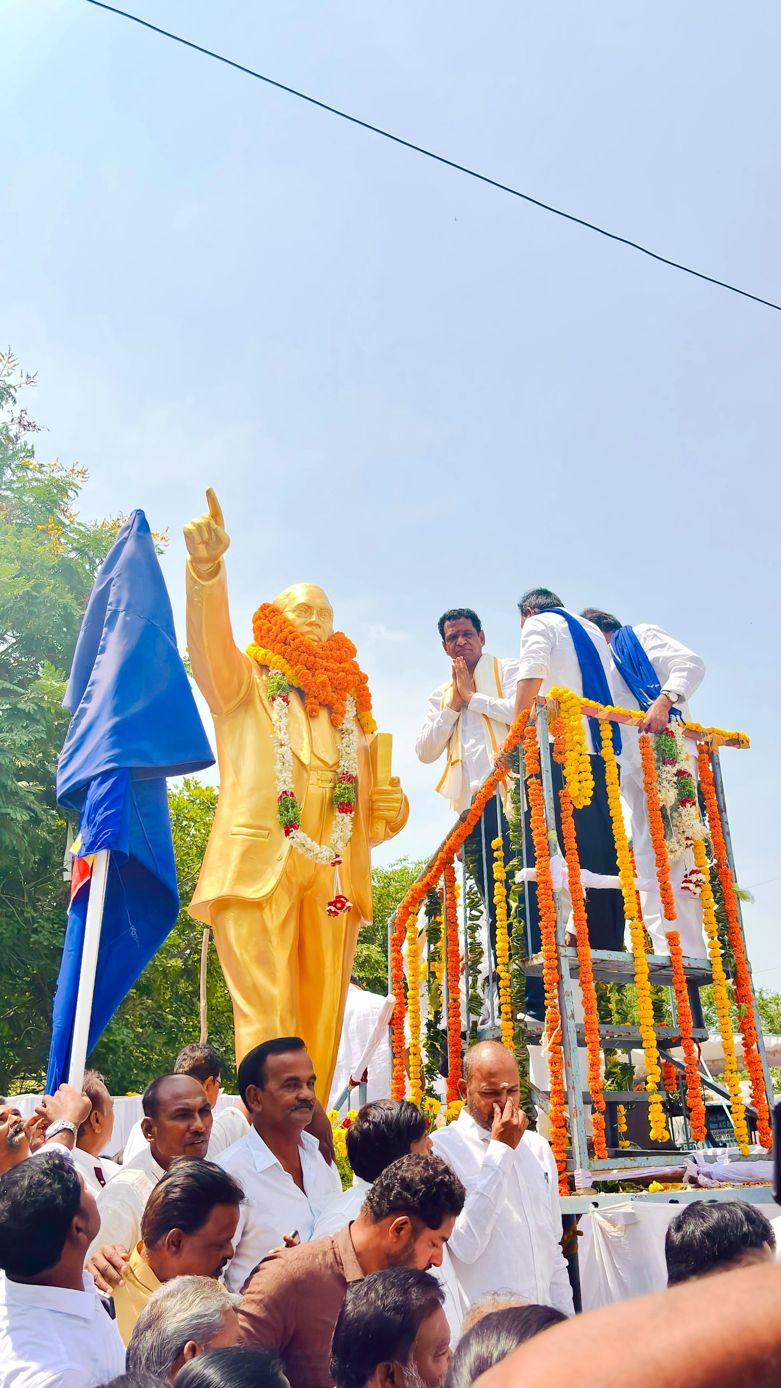 కరీంనగర్ బస్ స్టేషన్ ఆవరణలో డాక్టర్ బి.ఆర్. అంబేద్కర్ విగ్రహావిష్కరణ.. మంత్రులు, కాంగ్రెస్ నాయకులతో కలిసి పాల్గొన్న 'అల్ఫోర్స్' నరేందర్ రెడ్డి