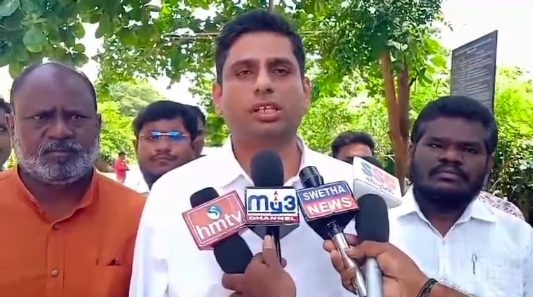 కరీంనగర్‌లో రౌడీయిజానికి చోటు లేదు. దళిత నాయకుడిపై దాడిని తీవ్రంగా ఖండిస్తున్నాం జిల్లా కాంగ్రెస్ మాజీ ఉపాధ్యక్షులు మల్యాల సుజిత్ కుమార్
