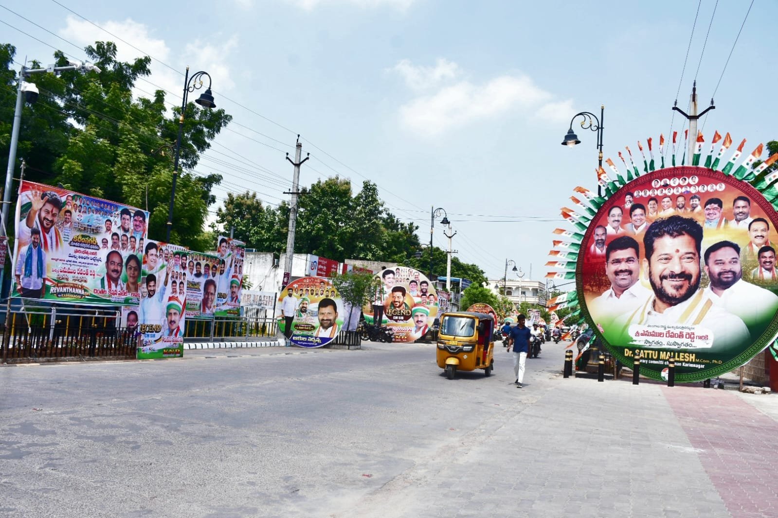 కరీంనగర్ మున్సిపల్ కమిషనర్ స్పందిస్తారా? నిబంధనలకు విరుద్ధంగా, ప్లాస్టిక్ నిషేధాన్ని ఉల్లంఘించి ఫ్లెక్సీలు కట్టిన వారిపై జరిమానాలు విధిస్తారా లేక తొలగిస్తారా? అధికారుల చర్యలపై వేచి చూస్తున్న ప్రజలు!
