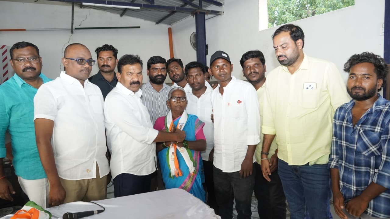 చాకలివానిపల్లి సర్పంచ్ రేపాక బాణవ్వ కాంగ్రెస్ పార్టీలో చేరిక ఎమ్మెల్యే కవ్వంపల్లి సమక్షంలో పార్టీ కండువా కప్పుకున్న సర్పంచ్.