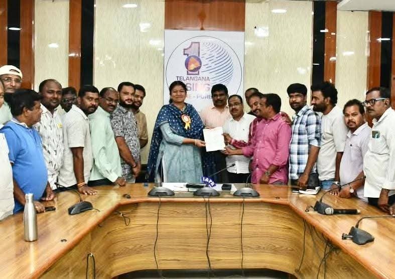 జర్నలిస్టుల హక్కుల పరిరక్షణ కోసం గాంధీ విగ్రహం వద్ద నిరసన కలెక్టర్ చిత్ర మిశ్రకు వినతిపత్రం అందజేత