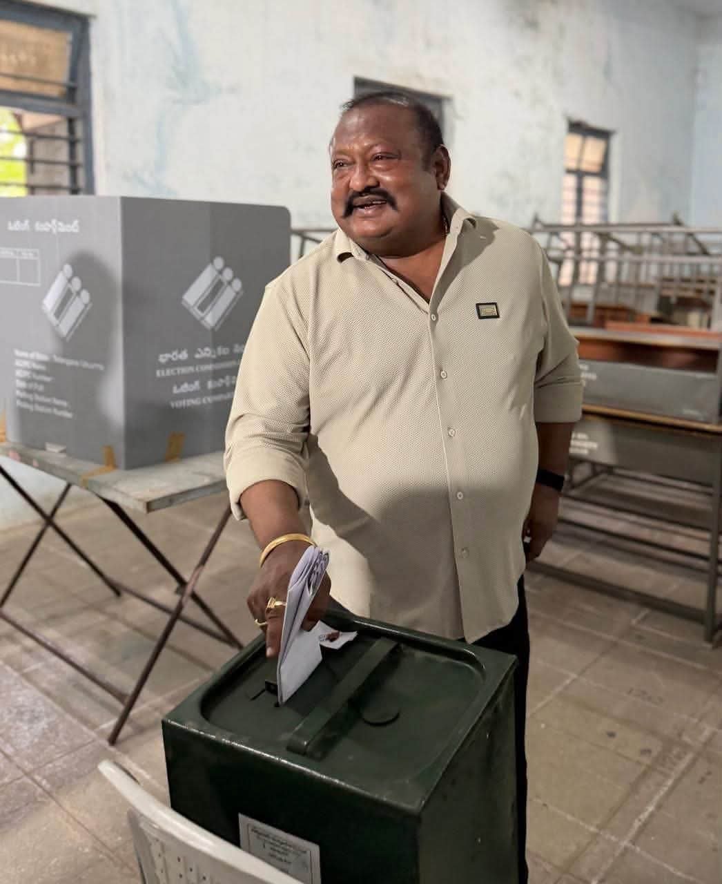 ఉత్సాహంగా కరీంనగర్ రెడ్‌క్రాస్ సొసైటీ ఎన్నికలు ఓటు హక్కు వినియోగించుకున్న ఎమ్మెల్యే గంగుల కమలాకర్