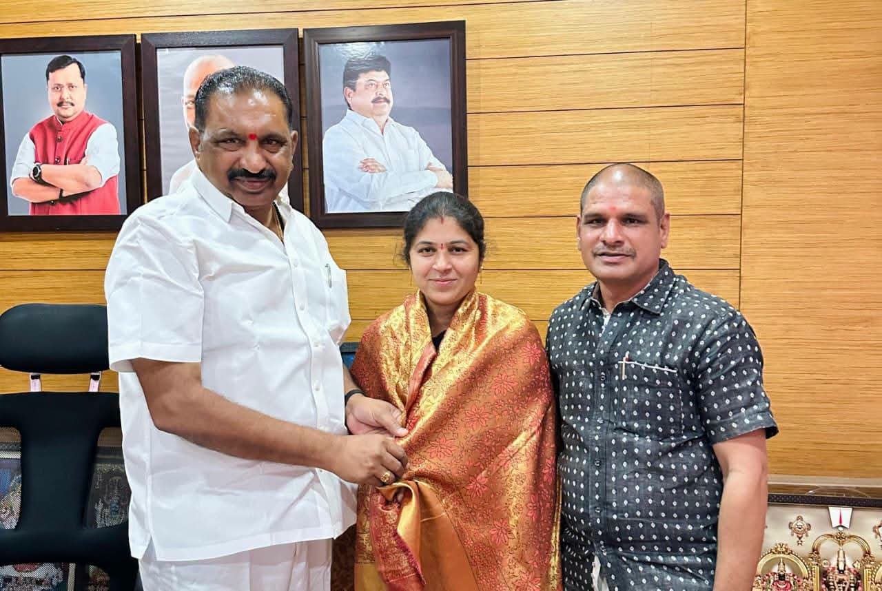 బీజేపీ ఎస్టీ మోర్చా రాష్ట్ర కార్యవర్గ సభ్యురాలు గుగులోతు విజయదేవికి యాదగిరి సునీల్ రావు సన్మానం, శుభాకాంక్షలు