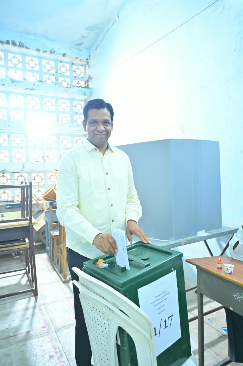 కరీంనగర్ రెడ్‌క్రాస్ సొసైటీ ఎన్నికలలో ఓటు హక్కును వినియోగించుకున్న 'అల్ఫోర్స్' డా. వి. నరేందర్ రెడ్డి