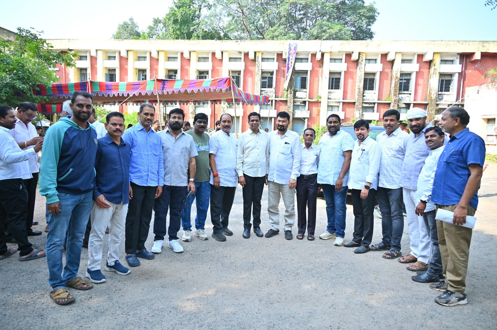 కరీంనగర్ రెడ్‌క్రాస్ సొసైటీ ఎన్నికలలో ఓటు హక్కును వినియోగించుకున్న 'అల్ఫోర్స్' డా. వి. నరేందర్ రెడ్డి - Additional Image