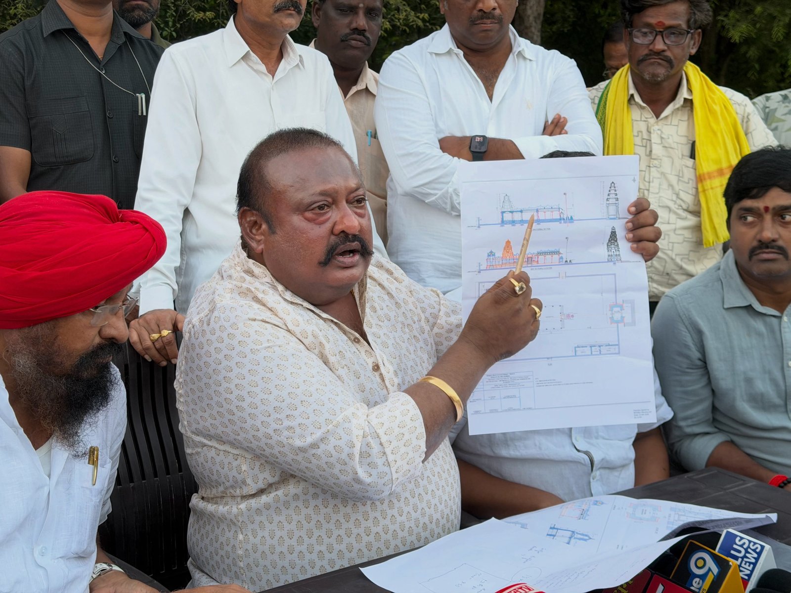 ఈనెల 17న పద్మనగర్‌లో టీటీడీ శ్రీవారి ఆలయ నిర్మాణ పనుల ప్రారంభం స్థలాన్ని పరిశీలించిన మాజీ మంత్రి, ఎమ్మెల్యే గంగుల కమలాకర్ - Additional Image