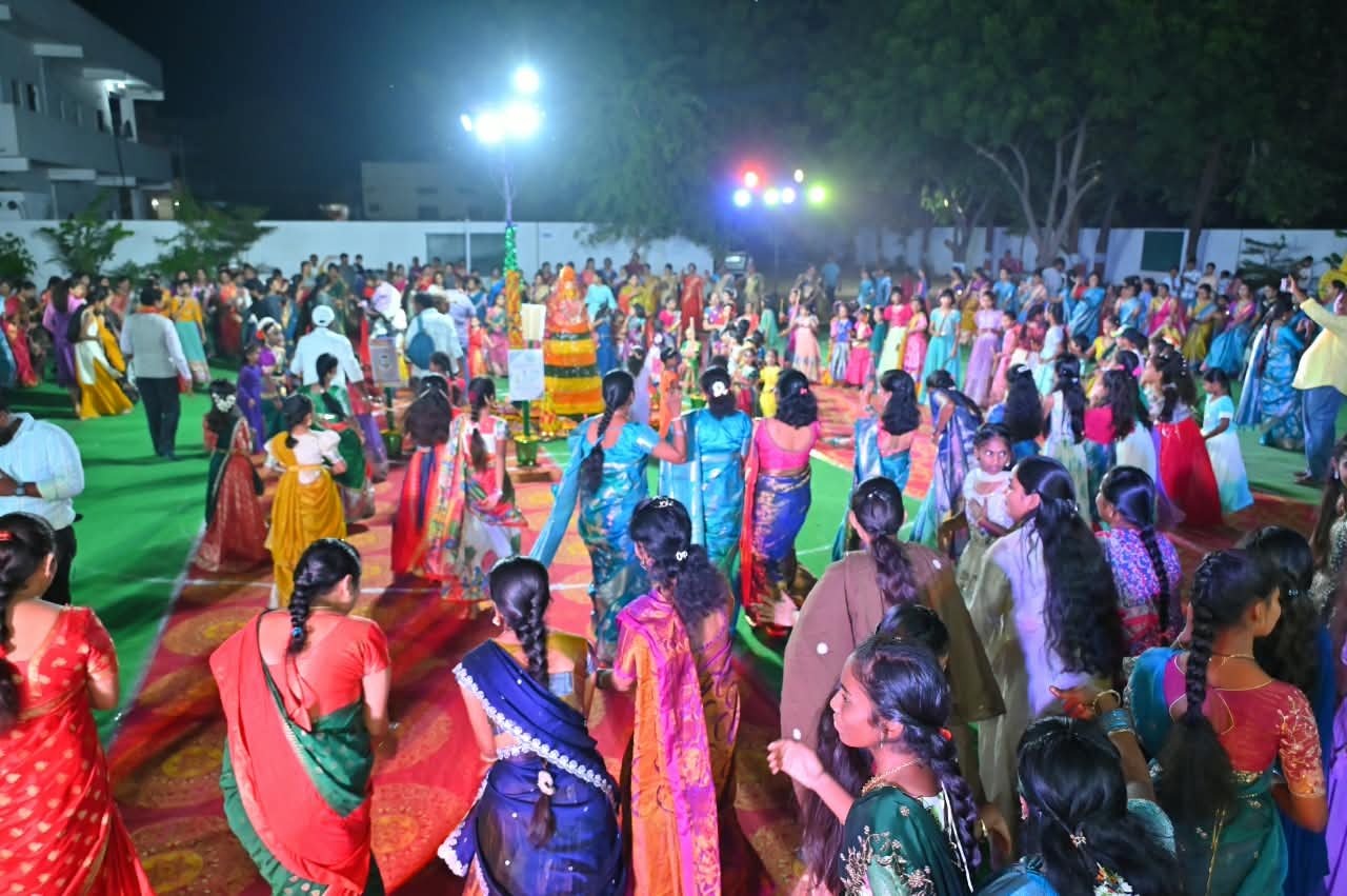 ఉత్సాహంగా ఉల్లాసంగా అల్ఫోర్స్ హైస్కూల్  హుస్నాబాద్‌లో బతుకమ్మ ఉత్సవాలు.. అద్భుతంగా కొనసాగుతున్న తెలంగాణ సాంస్కృతిక సంబరాలు