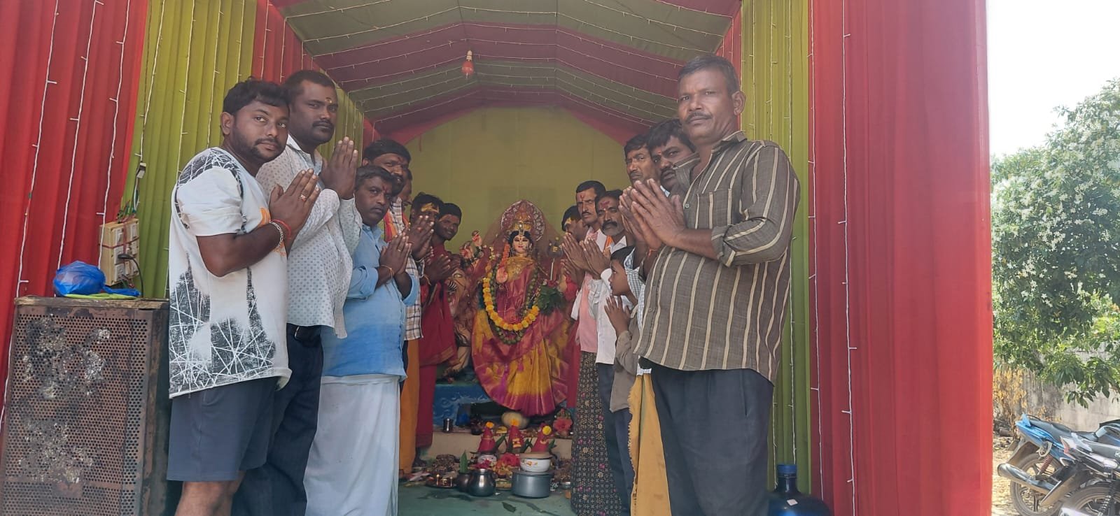అమ్మవారిని దర్శించుకున్న మాదాపూర్ గ్రామ సర్పంచ్  శ్రీనివాస్