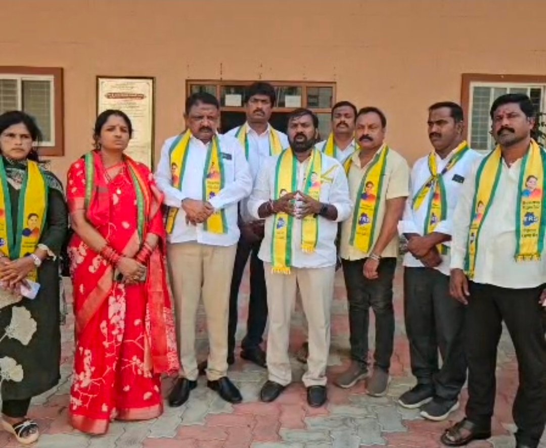జర్నలిస్టులపై పోలీసుల అణచివేత దారుణం  ప్రభుత్వ ఆసుపత్రిలో చికిత్స పొందుతున్న విలేకరుల పరామర్శ
