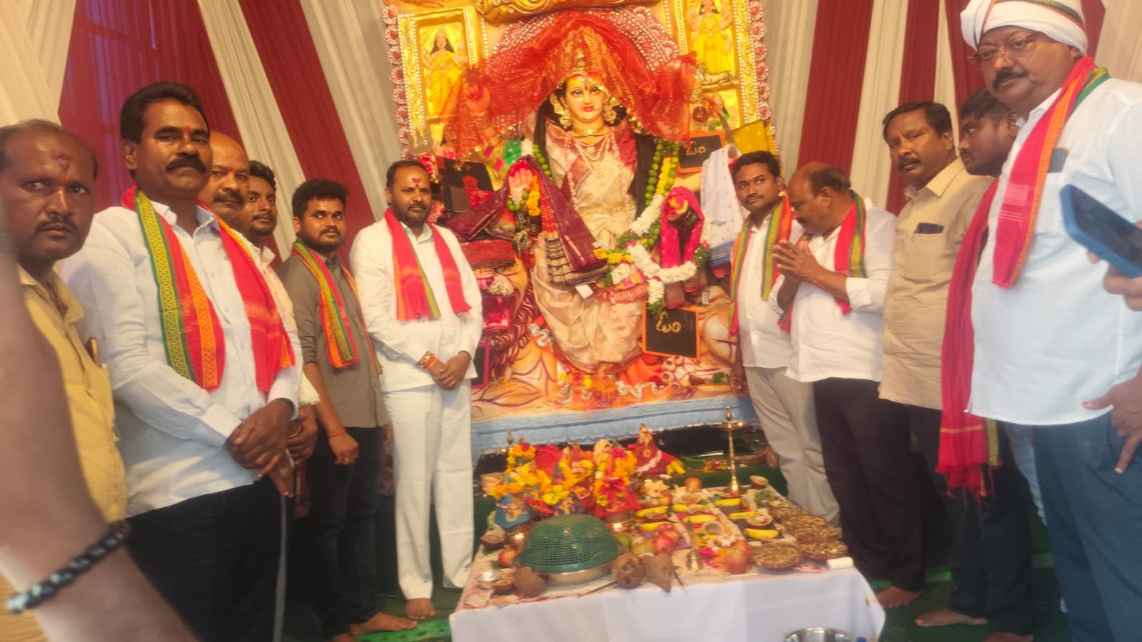 దుర్గామాతకు ప్రత్యేక పూజలు 
