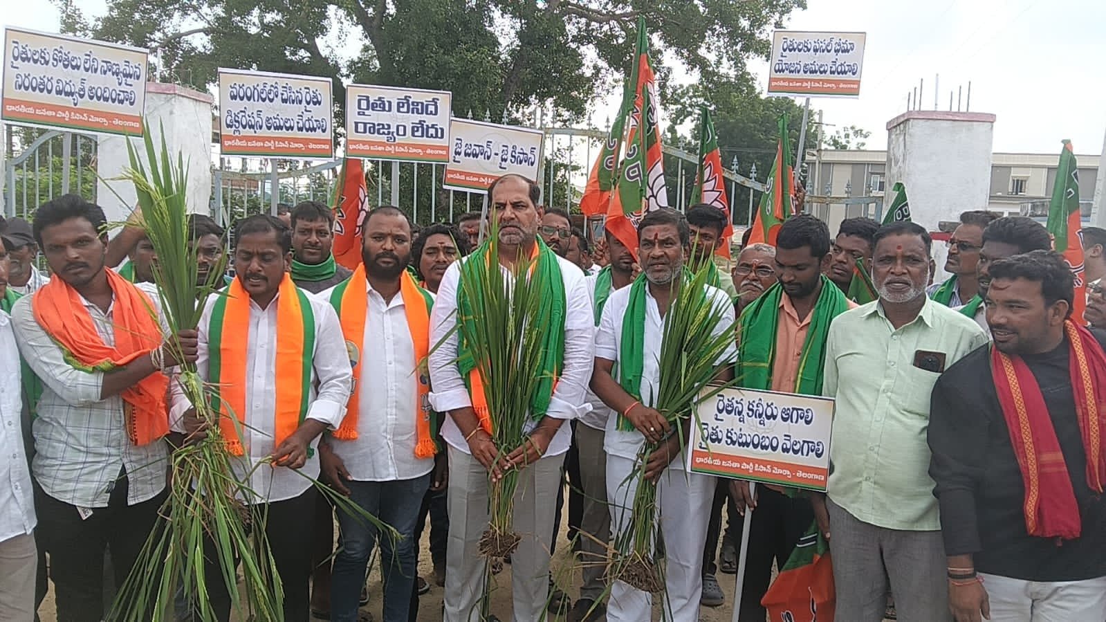 రైతుల విద్యుత్, సాగునీటి సమస్యలను పరిష్కరించాలి – బీజేపీ డిమాండ్ - Additional Image