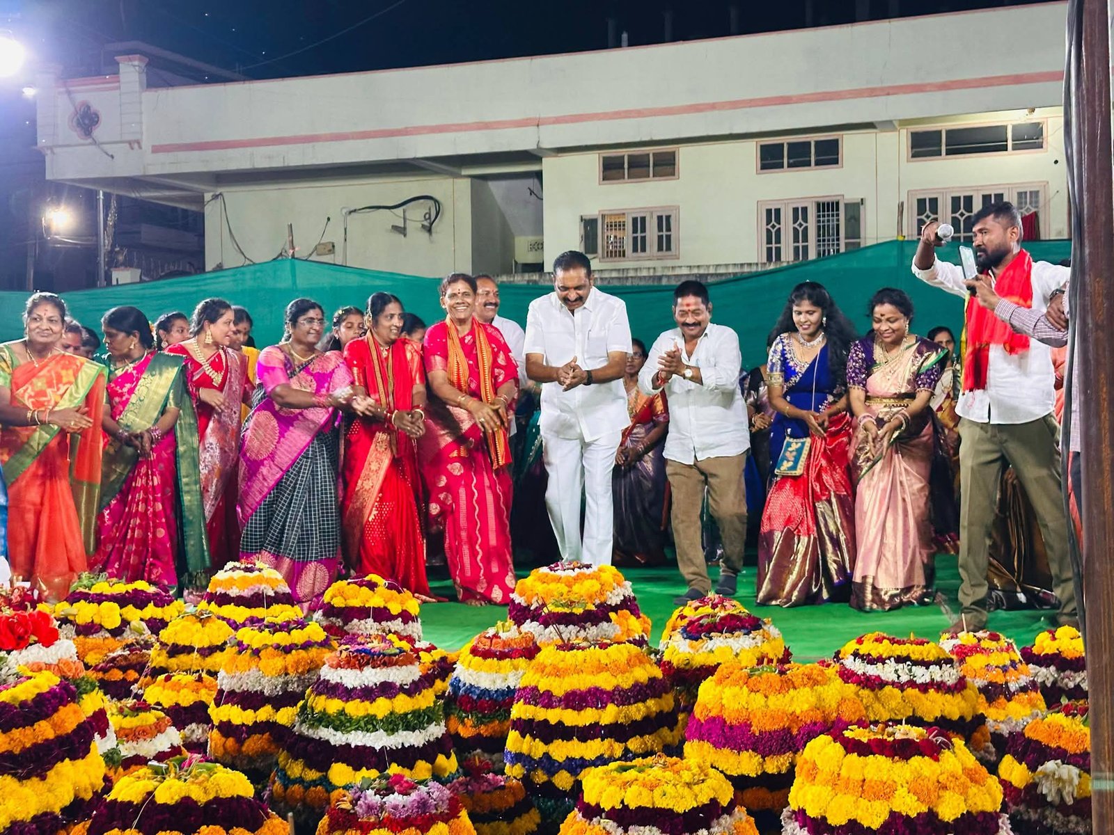 మహిళలతో కలిసి బతుకమ్మ ఆడిన బీజేపీ రాష్ట్ర అధికార ప్రతినిధి, డిప్యూటీ మేయర్, మాజీ మేయర్ యాదగిరి సునీల్ రావు - Additional Image