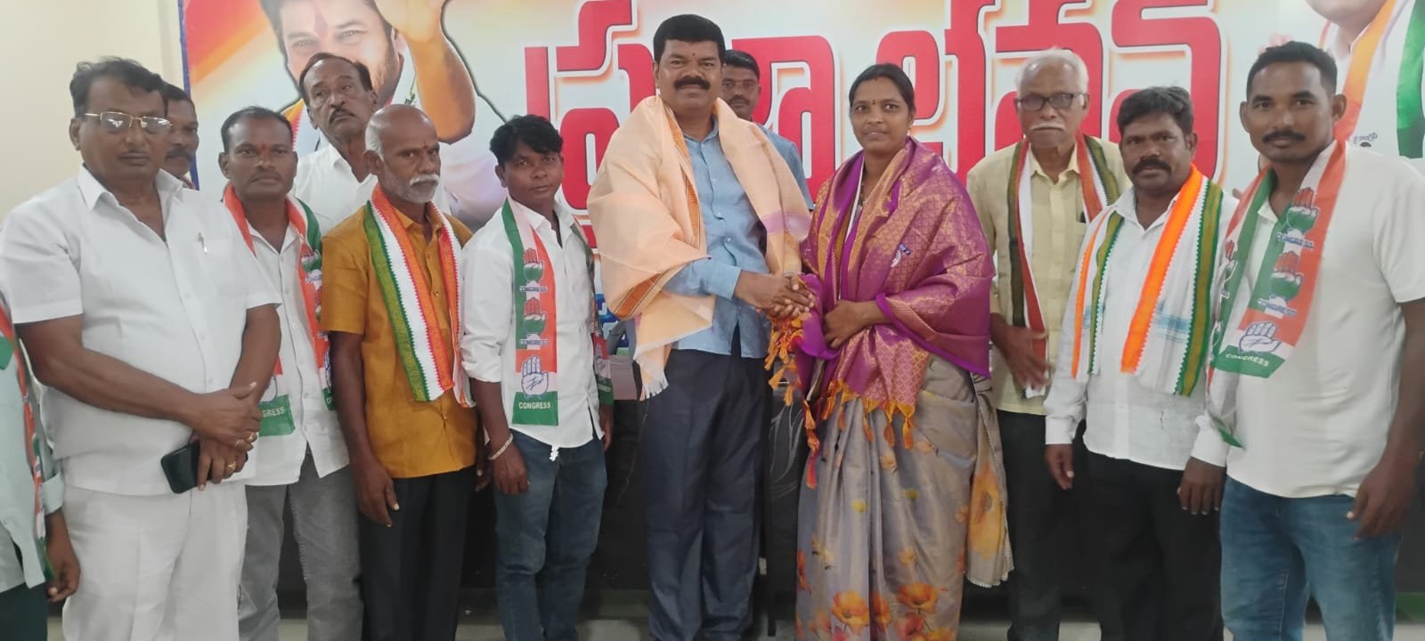 ఎమ్మెల్యే పాయం ను కలిసిన  మార్కెట్ కమిటీ చైర్మన్ తోలెం కళ్యాణి... - Additional Image